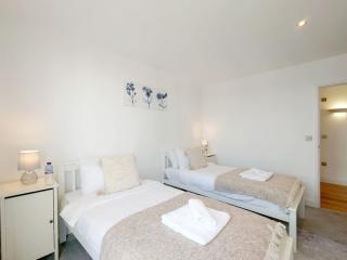 Deluxe Two Bed Apartment with River & City View - London - 8