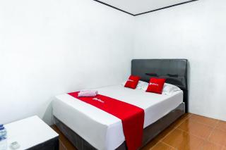 RedDoorz near Pantai Ujung Genteng 2 - 0