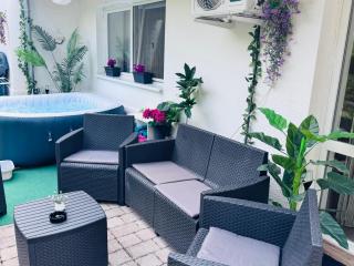 Juicy Private Apartments with Jacuzzi - 8