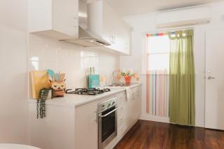 funky 2 beds - beach -shops -train to CBD - 9