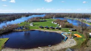 Chalet te huur op het 'Eiland' Camping de Kleine Wielen Leeuwarden - 4