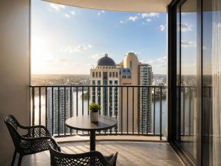 Metropolitan Luxe Balcony with Skyline Views - 3