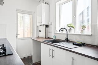 4 Bedroom House in Folly Lane - Warrington, Hosted by Eason Stays with Garden and Driveway - 2