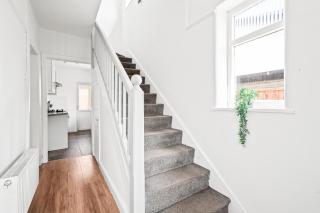 4 Bedroom House in Folly Lane - Warrington, Hosted by Eason Stays with Garden and Driveway - 1
