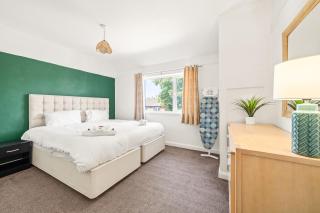 4 Bedroom House in Folly Lane - Warrington, Hosted by Eason Stays with Garden and Driveway - 8