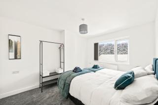 3 Bedroom House in Westholme Road, Doncaster - Hosted by Eason Stays with Outdoor Furniture in the Garden & Free Parking - 2