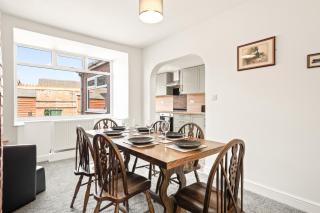 3 Bedroom House in Westholme Road, Doncaster - Hosted by Eason Stays with Outdoor Furniture in the Garden & Free Parking - 6