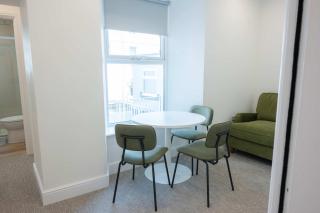 Spacious Studio Near Torquay Harbour - Sleeps 4 - 4