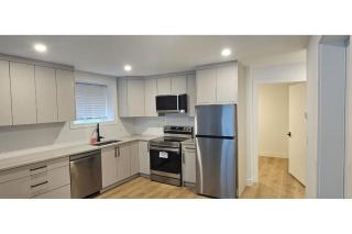 Brand New Spacious 2BR & Large Den Bright Suite, Laundry, 75" TV, Dishwasher, 4min to Bus Shops - 6