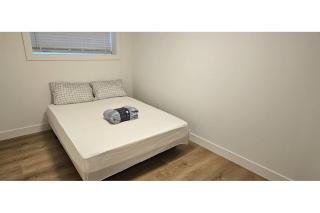 Brand New Spacious 2BR & Large Den Bright Suite, Laundry, 75" TV, Dishwasher, 4min to Bus Shops - 4