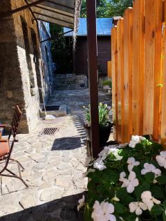 The Stone Garden Apartment - free parking, private yard - 1
