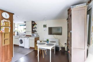 Spacious Entire 2 Bedroom Apartment Near Croydon London - 1