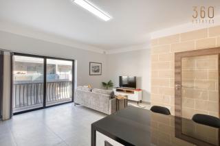3BR Apartment with AC & Balcony in Marsascala - 4