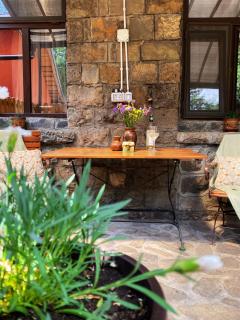 The Stone Garden Apartment - free parking, private yard - 4