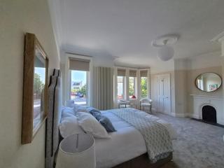 Large luxurious home in central location - 0