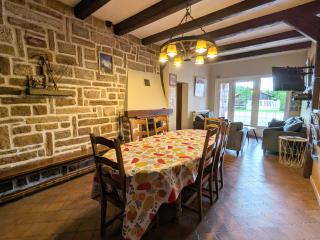 Gîte spacieux avec terrasse, 3 chambres, équipements bébé, à 16 km de Gérardmer - FR-1-589-23 - 2