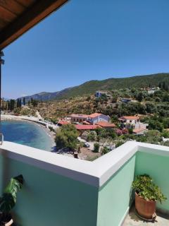 DiPo's Beachside House with Sea View - 9