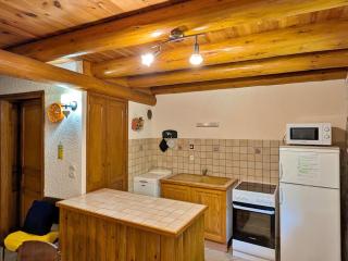 Maison de charme en pierre au bord d’un ruisseau, proche d’un bourg médiéval – Jardin et garage inclus - FR-1-582-151 - 7