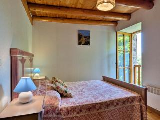 Maison de charme en pierre au bord d’un ruisseau, proche d’un bourg médiéval – Jardin et garage inclus - FR-1-582-151 - 2