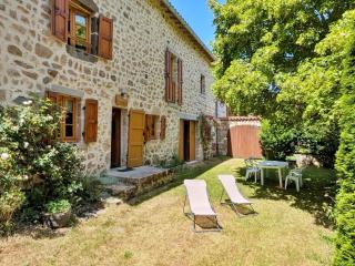 Maison de charme en pierre au bord d’un ruisseau, proche d’un bourg médiéval – Jardin et garage inclus - FR-1-582-151 - 0