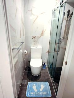 The Studio on Morden - Private Ensuite - 4