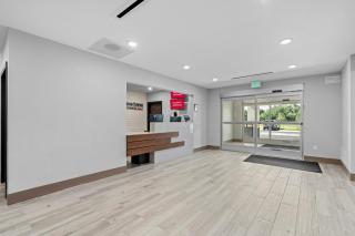 HomeTowne Studios by Red Roof Bradenton - 5