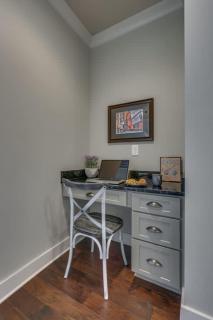 Spacious 4 King Room Belmont Home 2 Living Rooms Walk to Belmont & Vanderbilt Large Dining Table Smart TVs Parking 24 Hr Hospitality Near Music Row & The Gulch 2 miles to Broadway - 8