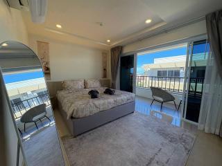 Terraza C402 Modern Studio with Balcony - 0