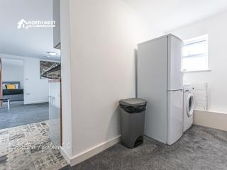 Modern Serviced Apartments in St Helens with Free WiFi Ideal for Leisure or Work Stays by North West Accommodation - 3