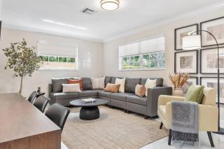 Calle 8 Retreat Patio Sleeps 8 BBQ Parking - 2
