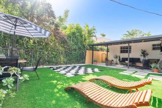 Calle 8 Retreat Patio Sleeps 8 BBQ Parking - 8
