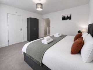 The Hayloft I 4 Bedroom 4 Bathroom House I Driveway Parking I Work Desk I Fast Wifi I Smart TV I Self-Check-In I By Yoko Property - 7