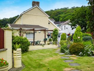Ty Lewis Cottage - 9