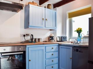 Ty Lewis Cottage - 2