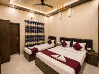 Hotel R-A-M-A-N-S-H GRAND INN - Beside Ram Mandir Ayodhya 96,7000,2101 - 8