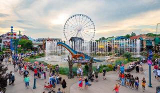 Condo for 6, Pool, Gym, Patio, 1 Block to Parkway , Seasonal Outdoor Pool with Lazy River, Near Dollywood & Smoky Mountains, 24H Hospitality, Cozy Living Space - 8