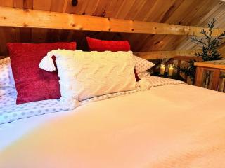 Romantic Treehouse Suite Lakes Trails & Views - 3