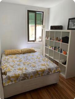Habitación cama doble tranquila con luz - 1