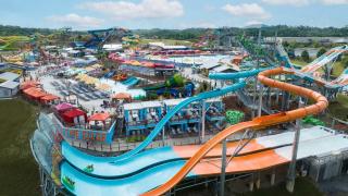Sleep 18 Water Park Indoor Pool 10 Mins to PF Hot Tub Seasonal Waterpark with Pools Splash Pad and Lazy River Movie Theatre Game Room Fire Pits Year Round Indoor Pool Views 24 Hr Hospitality Great for Families - 9