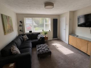3BR, Sleeps 5, Free Parking, Fast WiFi, Near M62 & Leeds - 3