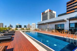 Epic CBD Apartment with Rooftop Pool Views and Gym - 0