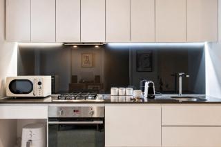 Epic CBD Apartment with Rooftop Pool Views and Gym - 4