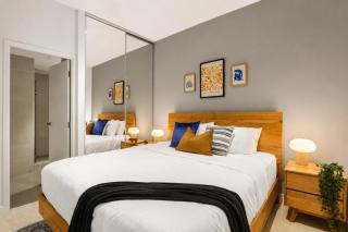 Epic CBD Apartment with Rooftop Pool Views and Gym - 2