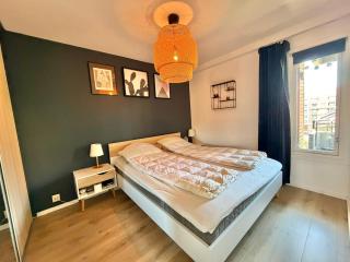 1BR Central Apt with Sunny Balcony - 9
