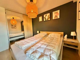 1BR Central Apt with Sunny Balcony - 8