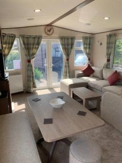 6 Lakeside Retreat Fishing Butlin's Sleeps 6 - 4