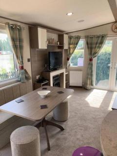 6 Lakeside Retreat Fishing Butlin's Sleeps 6 - 3