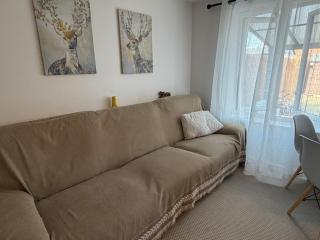Family House with Garden & Free Parking Wokingham - 2