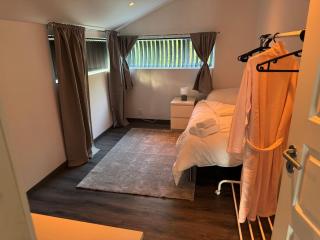 Spacious and modern home centrally located, Tesla Model X - 4