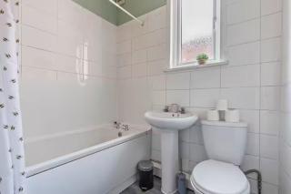 Coventry Contractor Hub - 4-Bedroom House with Free Parking-CV5 - 8